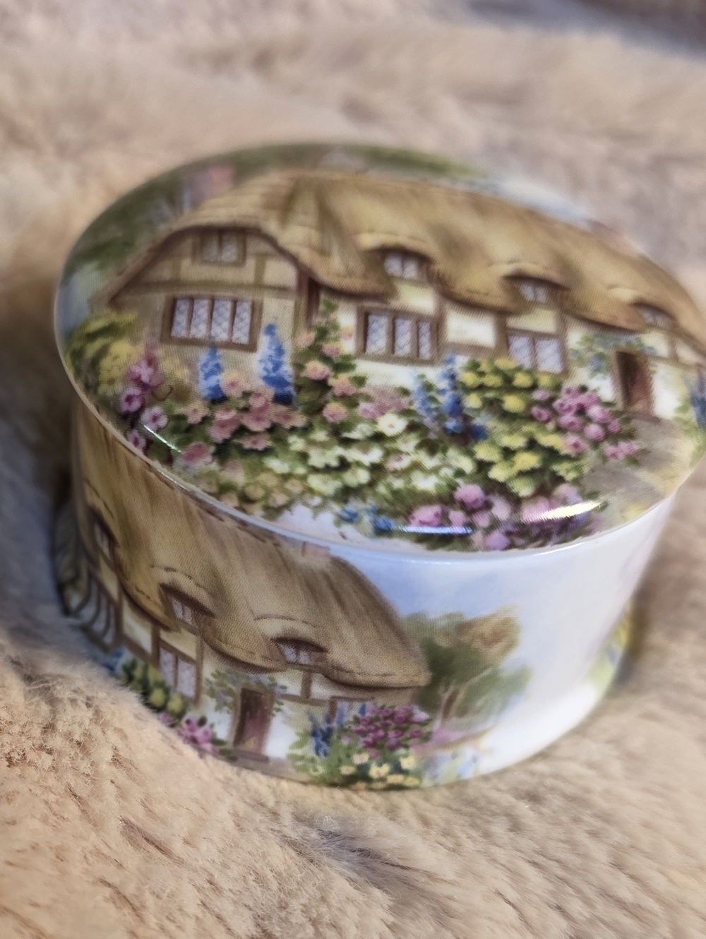 Charming Cottage Scene Decorative Box - Picture 3 of 4